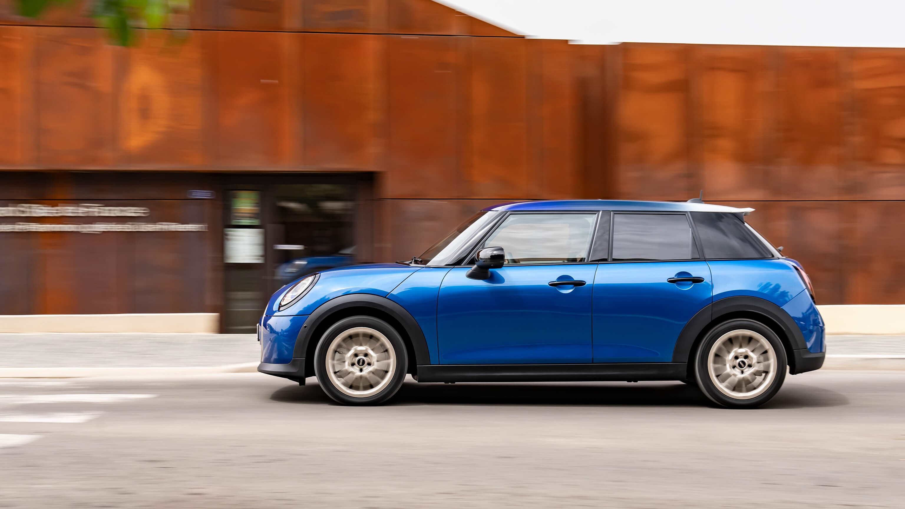 THE NEW MINI COOPER 5-DOOR.